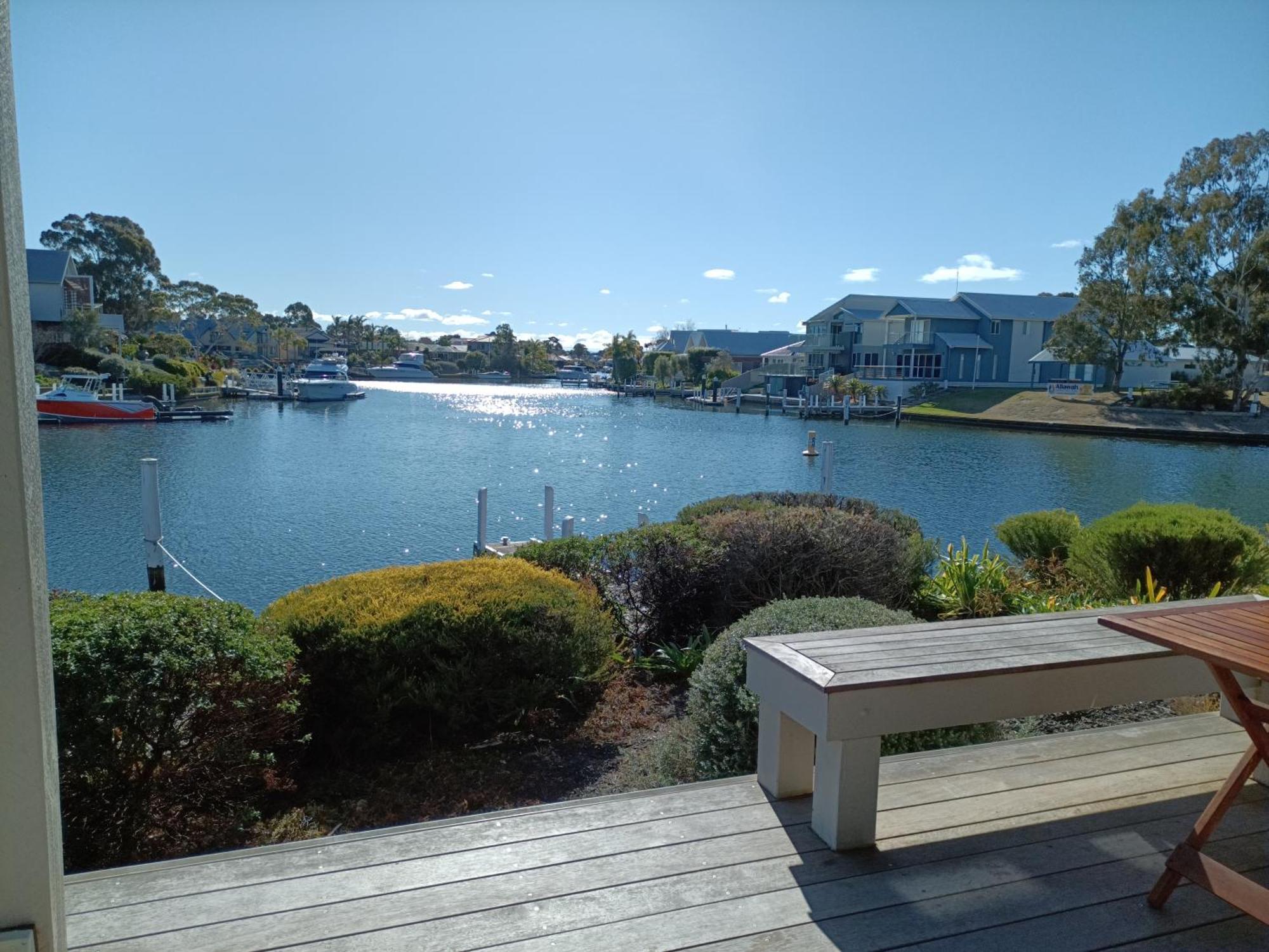 The View - Captains Cove Waterfront Resort Paynesville Exterior foto